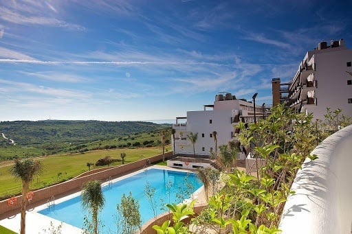 Vue panoramique sur la piscine extérieure et les installations de l´hôtel Ona Valle Romano Golf - Resort