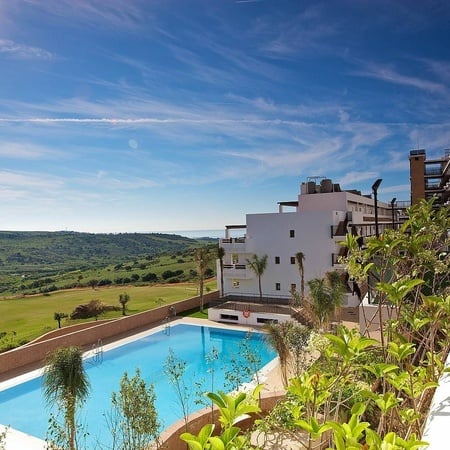 Panorámica de la piscina exterior y facilidades del hotel Ona Valle Romano Golf - Resort 