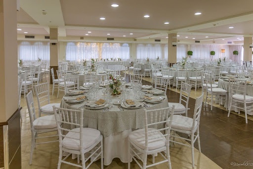 Tische vorbereitet, um eine Veranstaltung im Hotel Ona Marinas in Nerja zu feiern