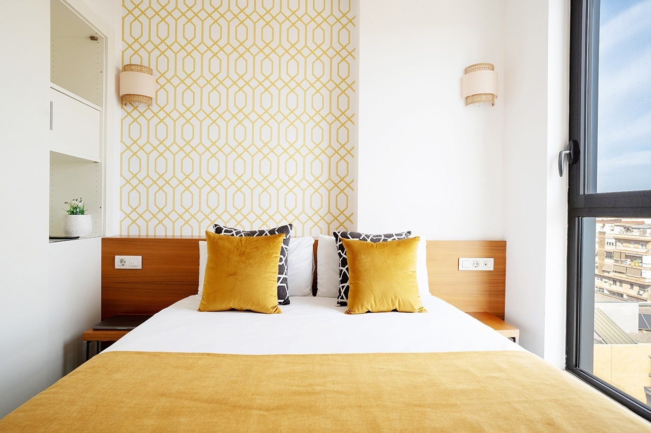 Dormitorio con cama doble y terraza del hotel Ona Living Barcelona 