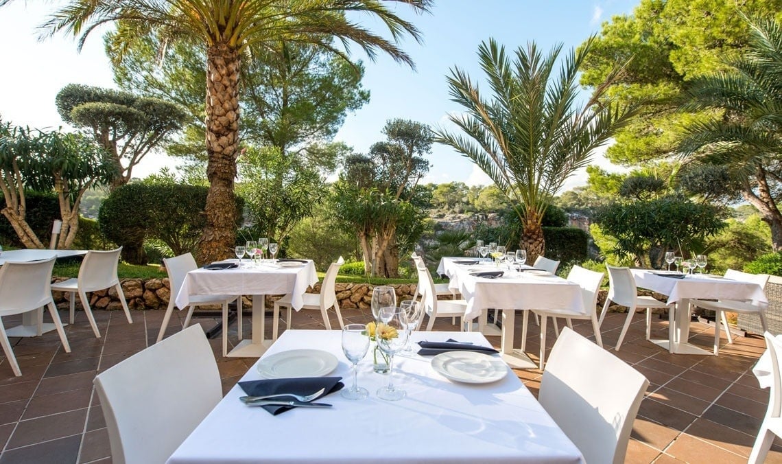 Detail eines Tisches auf der Terrasse des Hotels Ona Cala Pi auf Mallorca