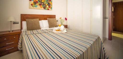 Dormitorio con cama doble del hotel Ona Jardines Paraisol en Salou 