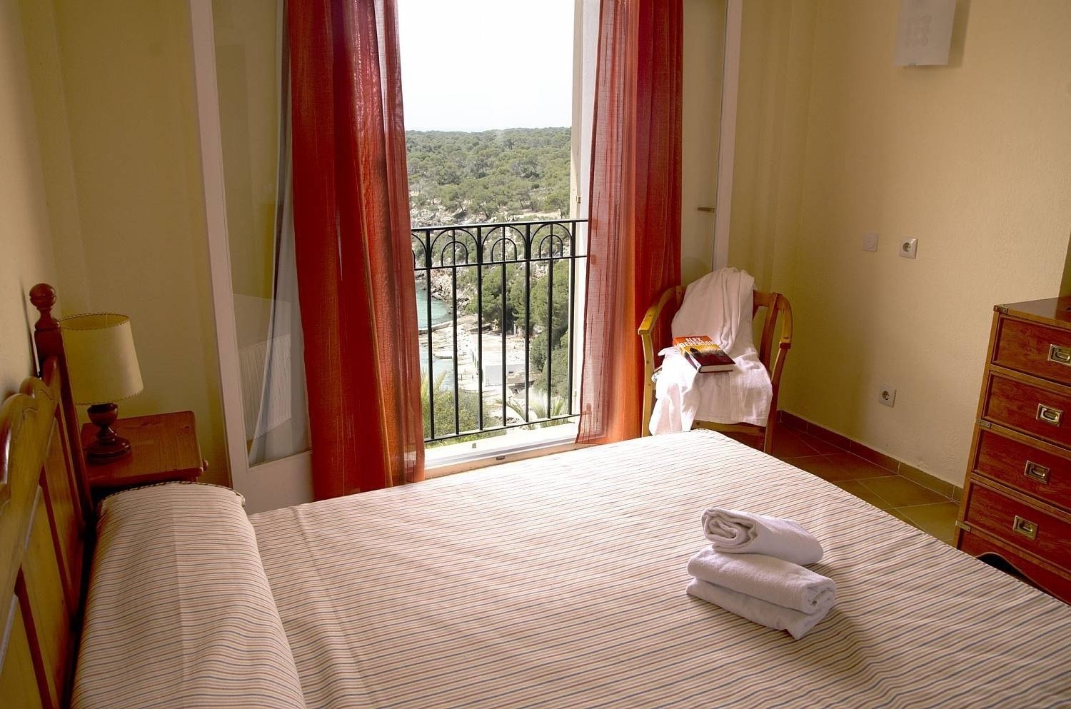 Doppelbett mit Terrasse im Hotel Ona Cala Pi auf Mallorca