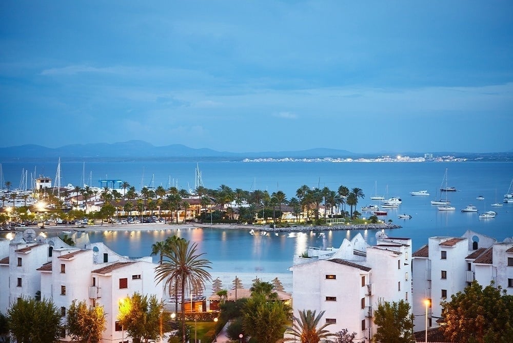 Panoramablick auf den Strand von La Marineta im Hotel Ona Ogisaka Garden in Denia