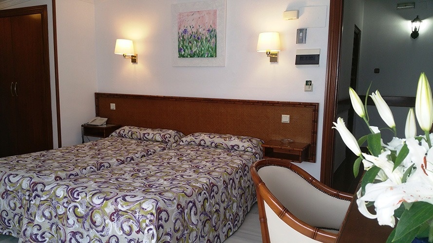 une chambre d' hôtel avec deux lits et une peinture sur le mur