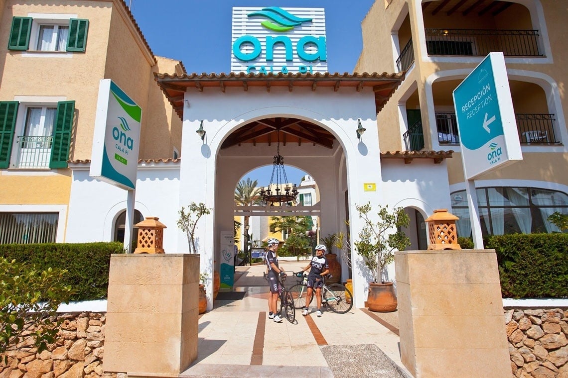 Detail des Eingangs des Hotels Ona Cala Pi auf Mallorca