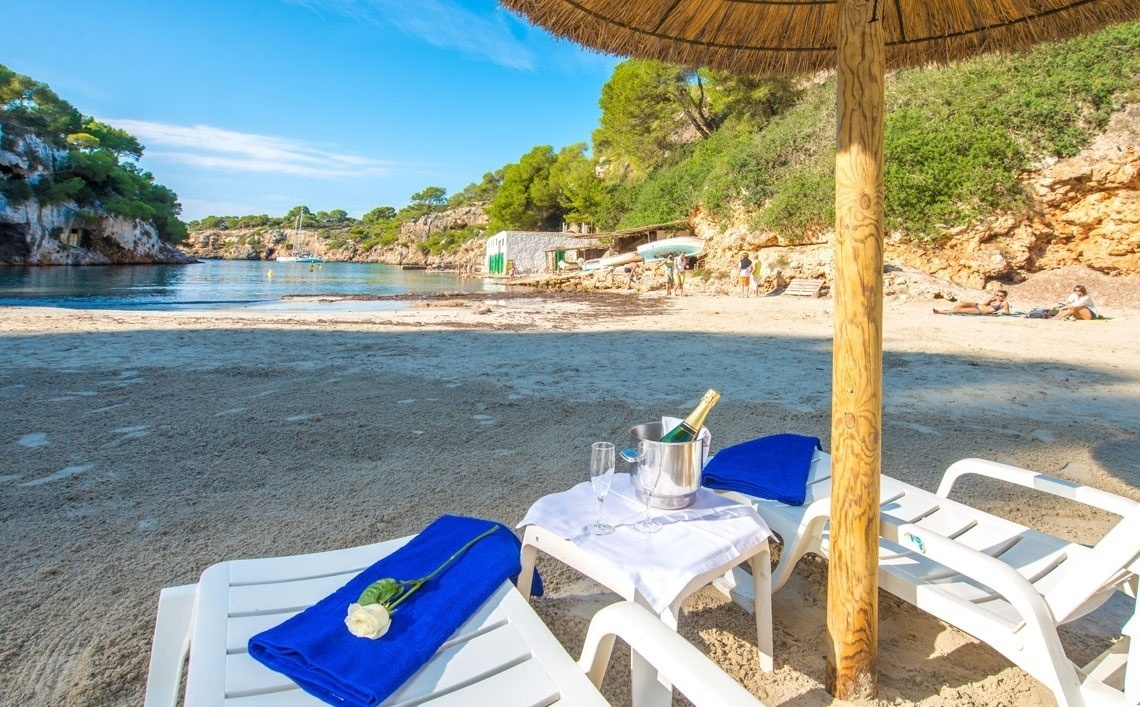 Tisch am Strand in der Nähe des Hotels Ona Cala Pi auf Mallorca