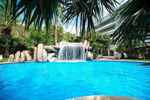 Detalle de cascada de la piscina exterior del hotel Ona Jardines Paraisol en Salou 