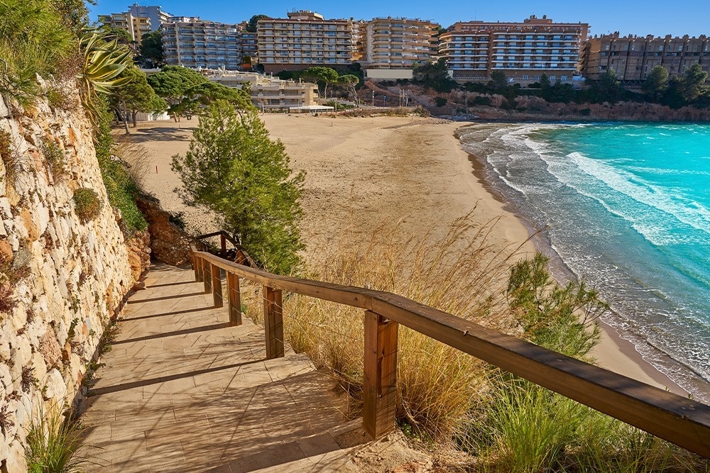 Mujer dándose un masaje en el spa de Hotel Ona Ogisaka Garden en Denia