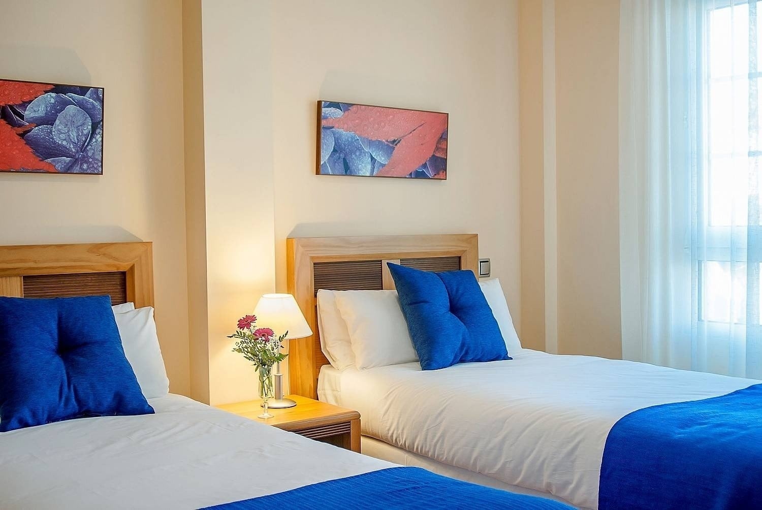 Schlafzimmer mit zwei Betten im Hotel Ona Ogisaka Garden in Denia