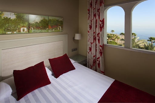 Room with double bed and window at the Hotel Ona Marinas in Nerja