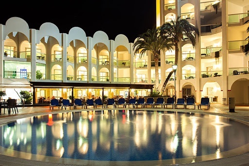 Hotel Ona Marinas de Nerja und Schwimmbad in der Abenddämmerung