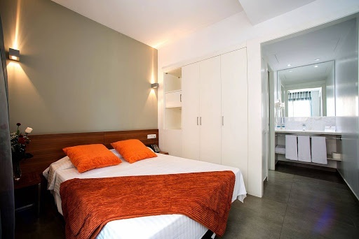 Habitación con cama doble y baño del hotel Ona Living Barcelona 