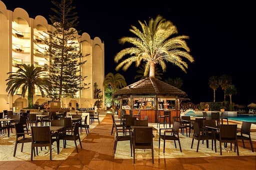 Terrasse des Hotel Ona Marinas in Nerja in der Abenddämmerung