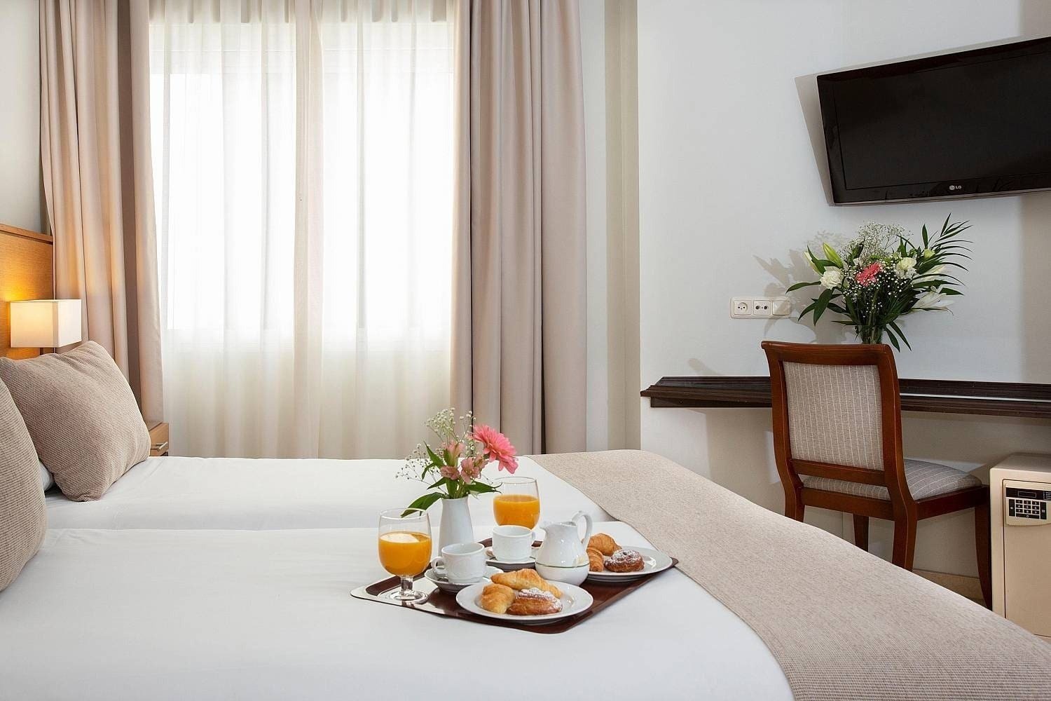Detalle de cama doble del Hotel Ona Alanda Club Marbella