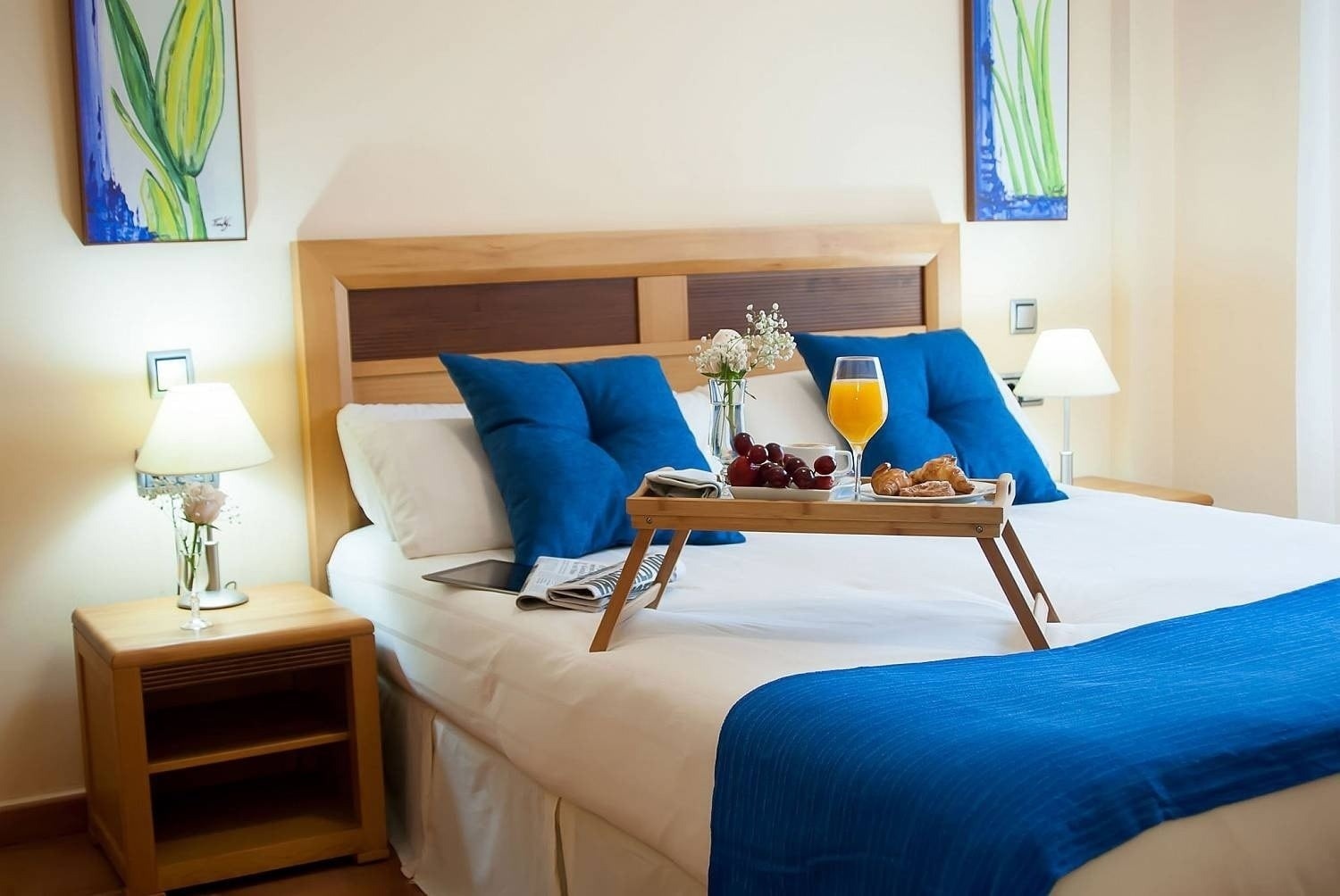 Schlafzimmer mit Doppelbett und Frühstück im Ona Ogisaka Garden Hotel in Denia