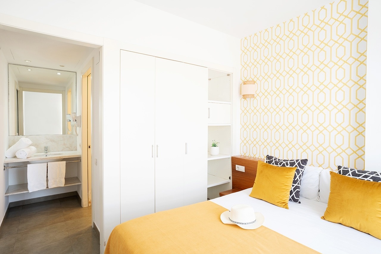 Double bed with window from the Ona Living Barcelona hotel