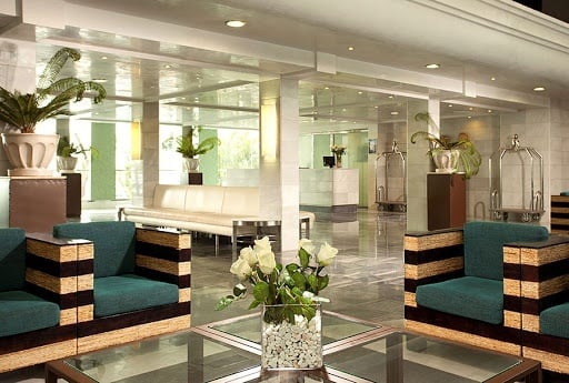 Recepción con mesas y sofás del Hotel Ona Marinas de Nerja