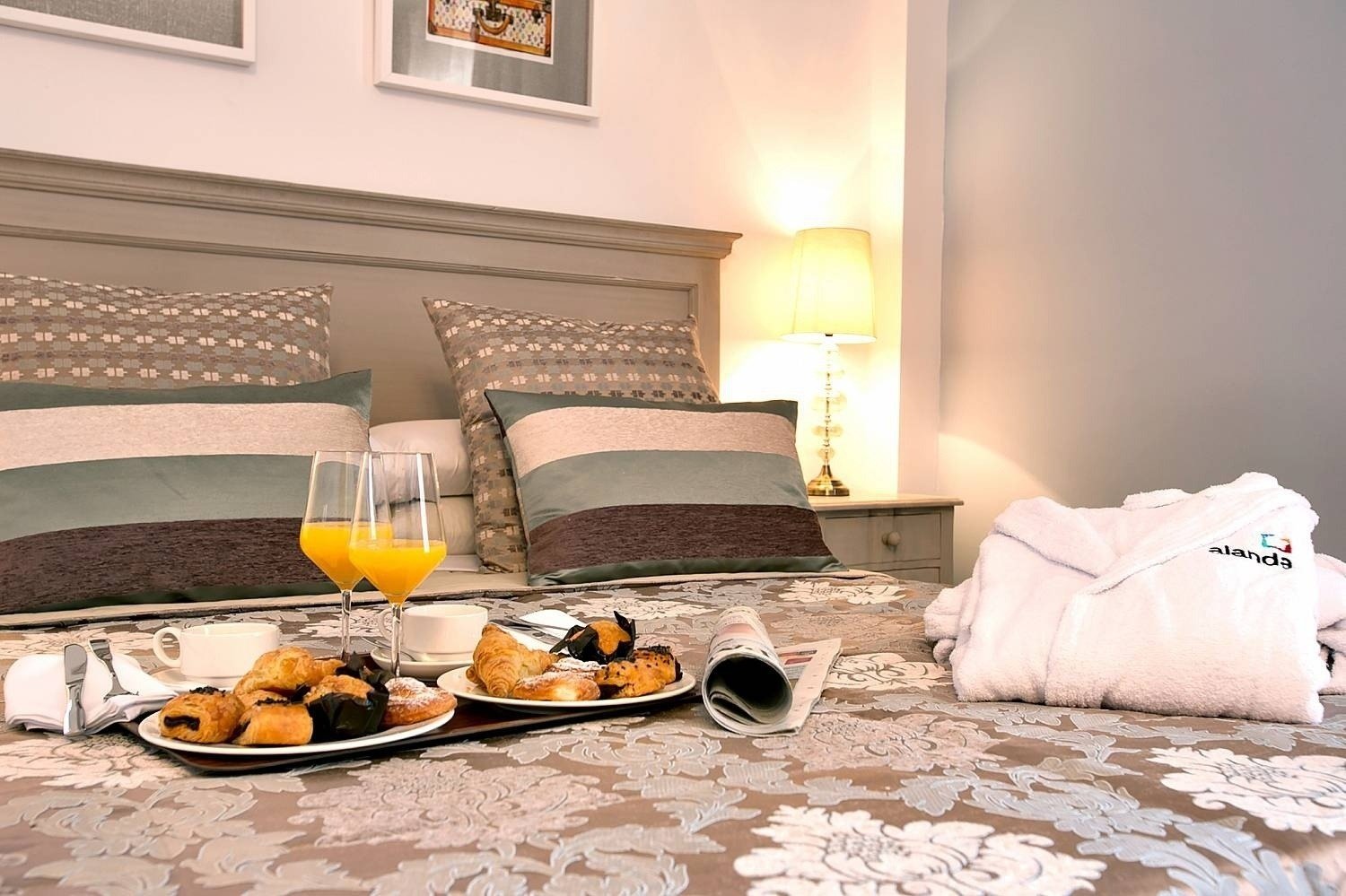 Detalle de desayuno en dormitorio doble del Hotel Ona Alanda Club Marbella