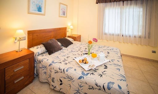 Schlafzimmer mit Doppelbett in der Hotelwohnung Ona Jardines Paraisol in Salou