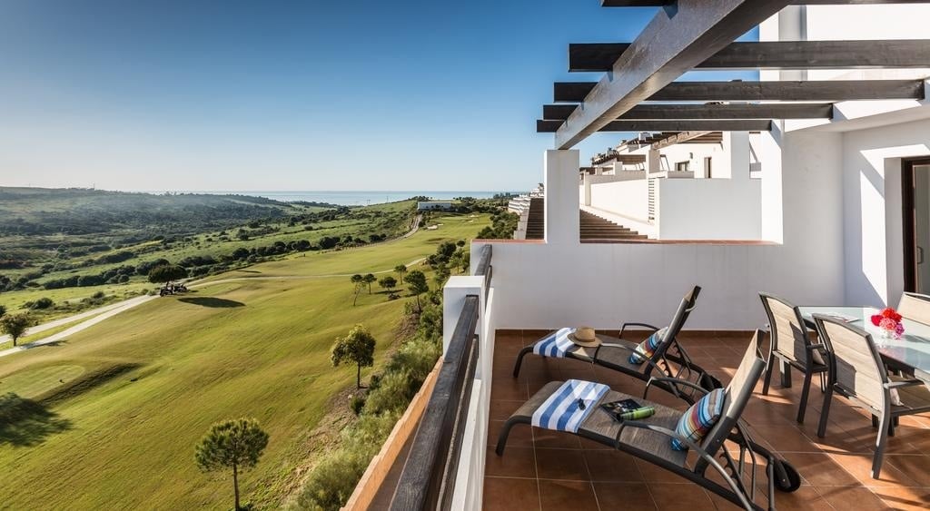 Terrasse mit Blick auf die Golfplätze des Hotels Ona Valle Romano Golf - Resort