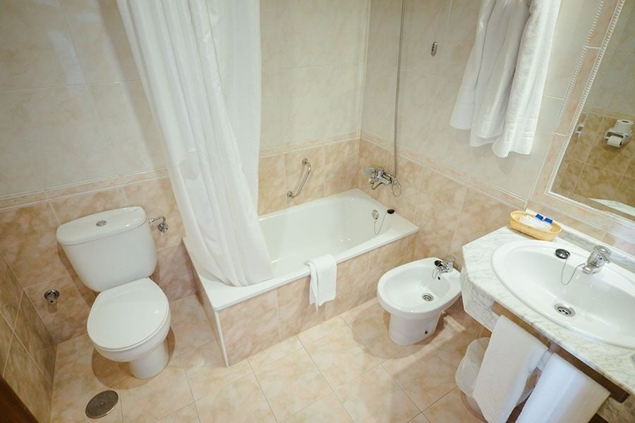 ein Badezimmer mit Toilette , Waschbecken und Badewanne