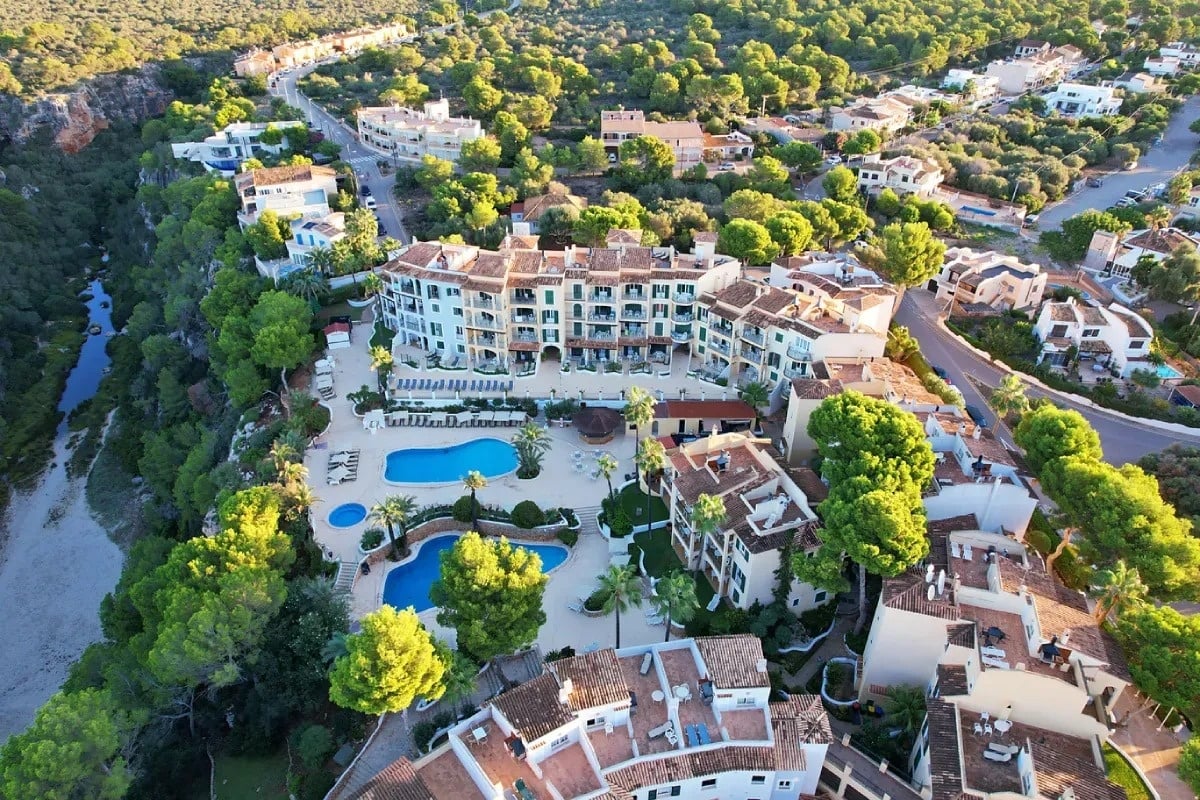 Luftaufnahme des Hotels Cala Pi auf Mallorca