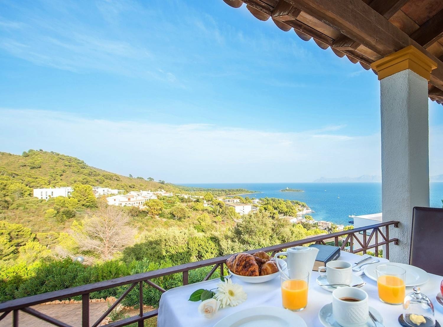Terrasse mit Blick auf die Berge des Hotels Ona Aucanada im Norden Mallorcas