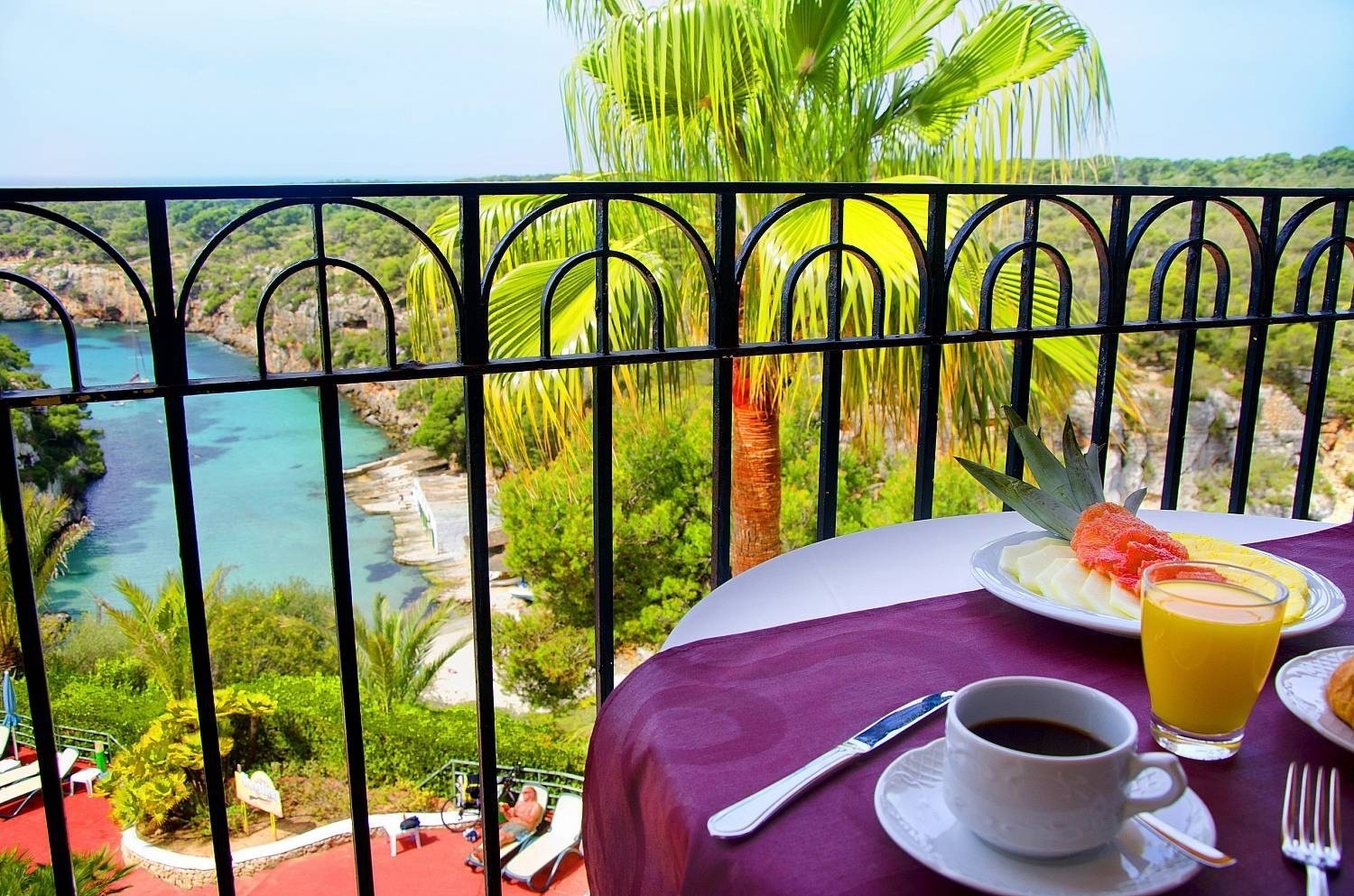 Blick auf den Strand vom Balkon des Hotels Ona Cala Pi auf Mallorca