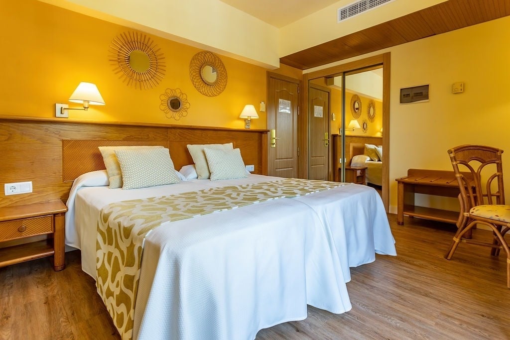 una habitación de hotel con una cama y una silla