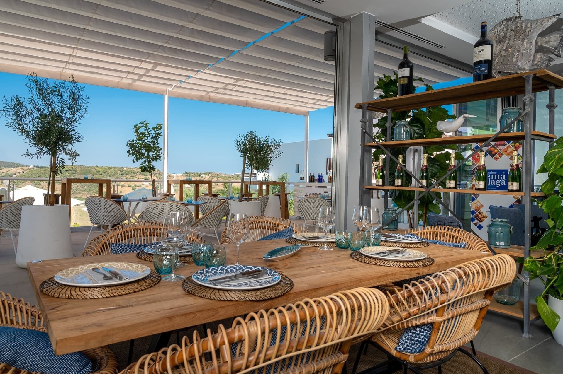 Restaurante con vistas a la piscina exterior del hotel Ona Valle Romano Golf - Resort 