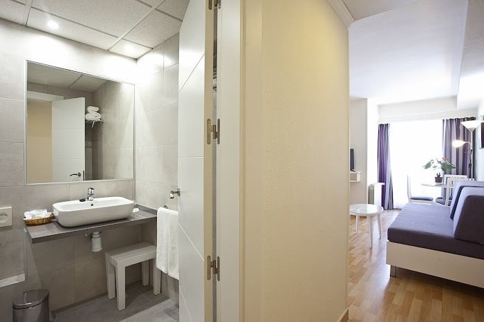 un baño con un lavabo y un espejo en la pared