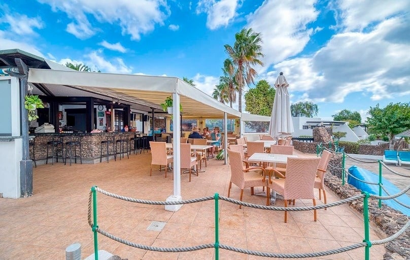 Bar and restaurant tables at Hotel Ona Ogisaka Garden in Denia