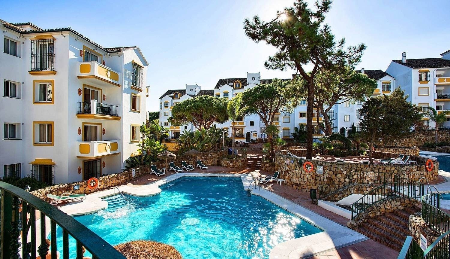 Pool und Einrichtungen des Hotel Ona Alanda Club Marbella