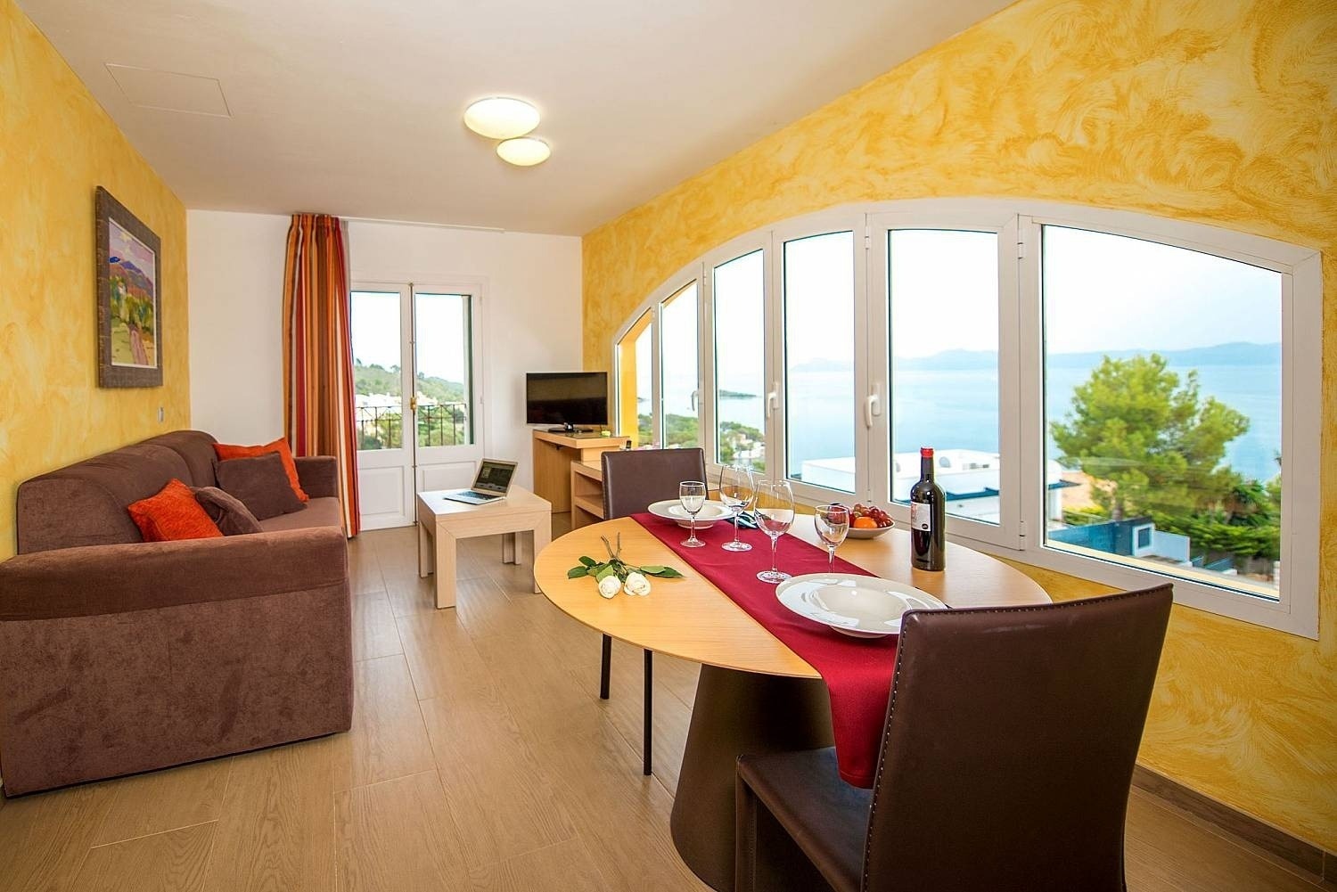 Salón y terraza del apartamento en el hotel Ona Aucanada al Norte de Mallorca 