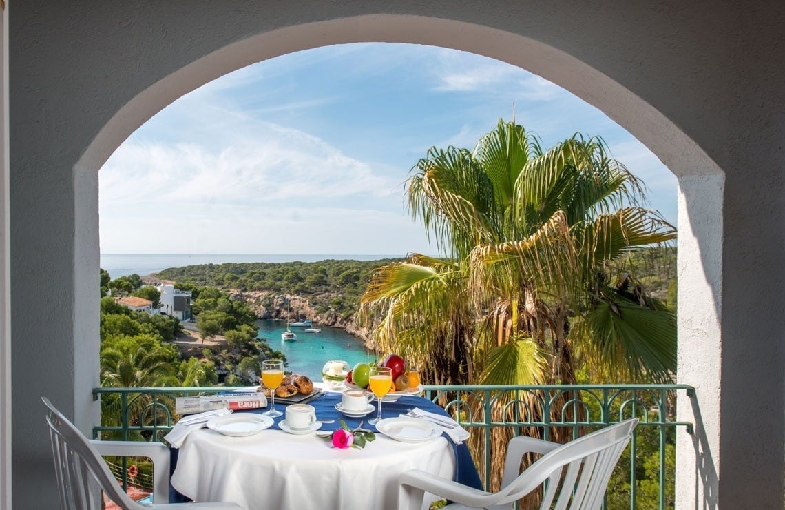 Terrasse mit Blick auf den Garten des Hotels Ona Cala Pi auf Mallorca