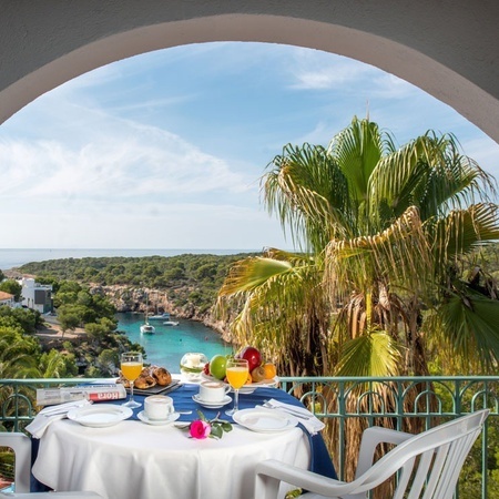 Terrasse mit Blick auf den Garten des Hotels Ona Cala Pi auf Mallorca