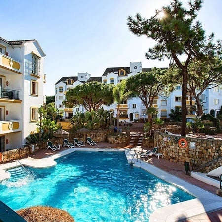 Panoramablick auf den Außenpool des Hotel Ona Alanda Club Marbella