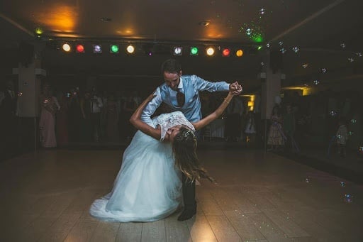 Couple dansant à l&#39;hôtel Ona Marinas à Nerja