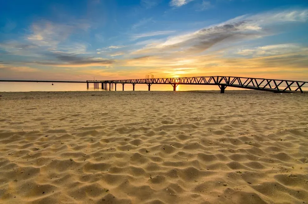 Atardecer en las Playas de Huelva: Muelle y arena dorada. Blog On Hotels Group en Andalucía.