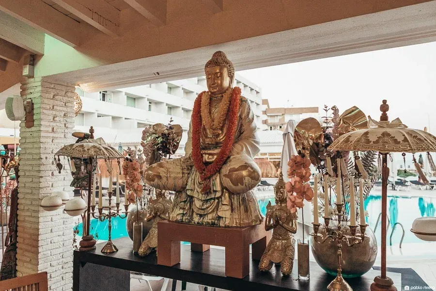 Estatua de Buda dorada y decoraciones asiáticas junto al mar: comida asiática al lado del mar | Blog On Hotels | Andalucía.