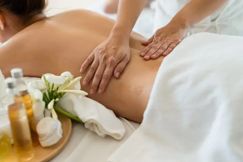 Masaje relajante en On Hotels: ON Corporativa, aceites y flores.