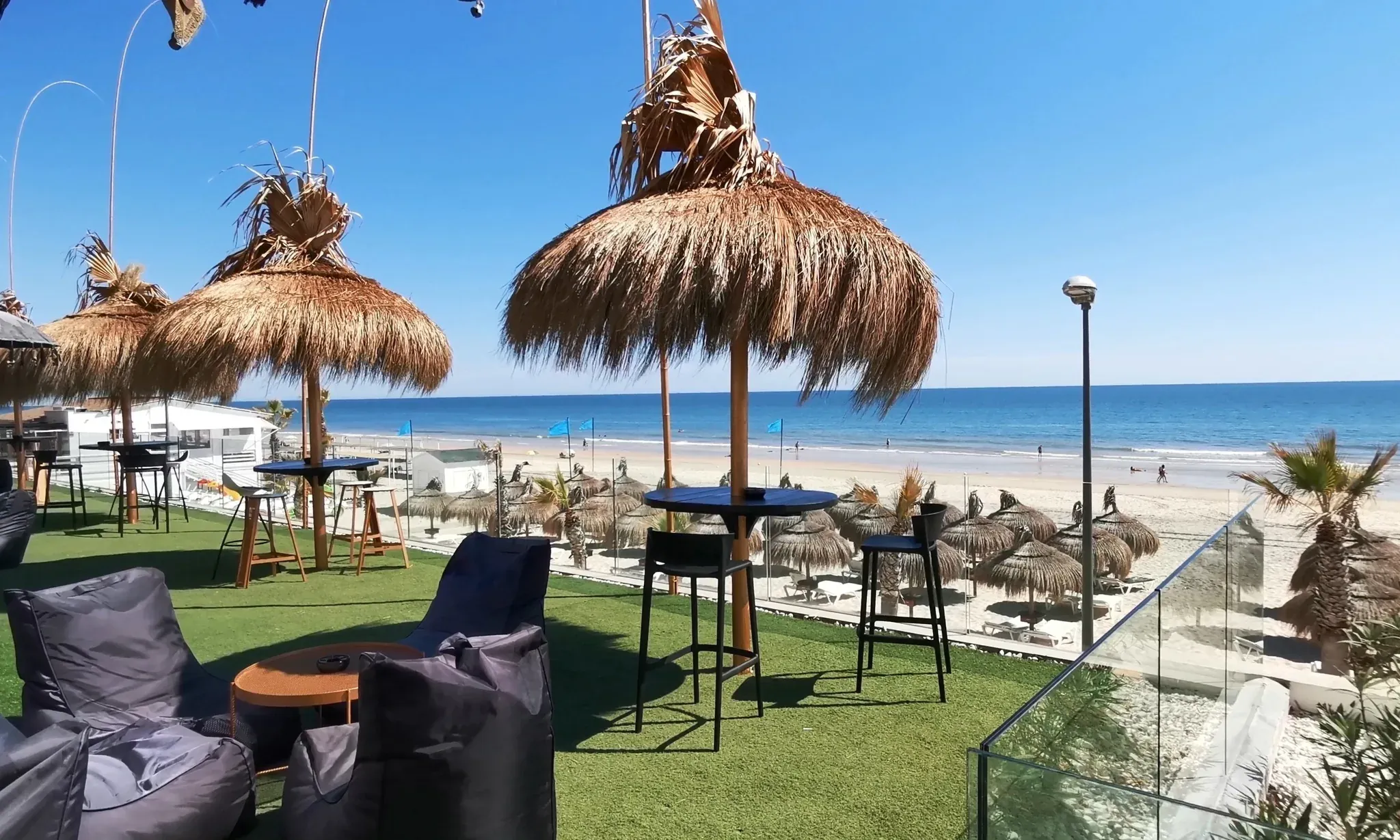 On Hotels: ON Corporativa, bar de playa con sombrillas, sillas y vista al mar.