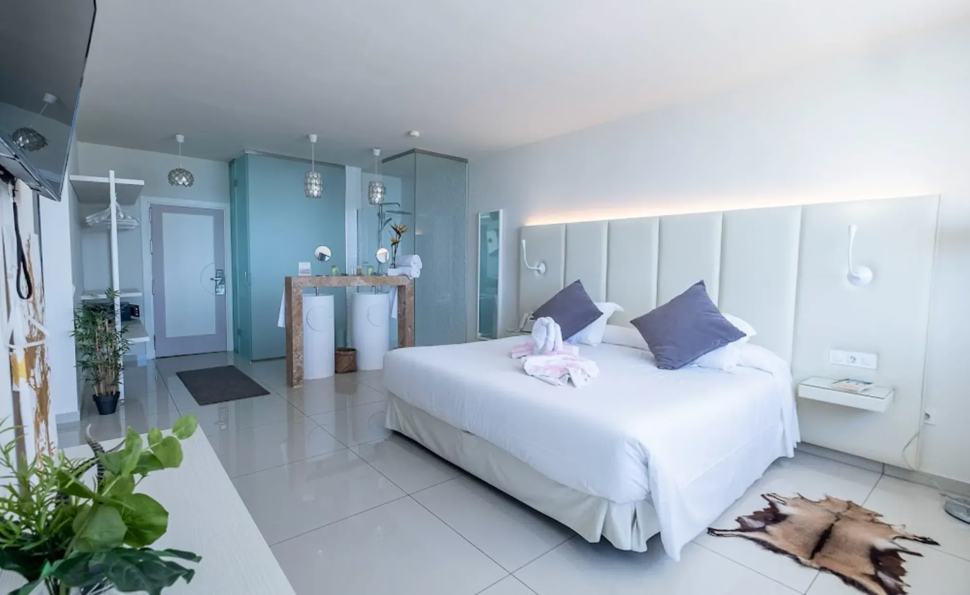 Modernes Hotelzimmer mit Kingsize-Bett, offenem Bad. On Hotels: ON Corporativa.