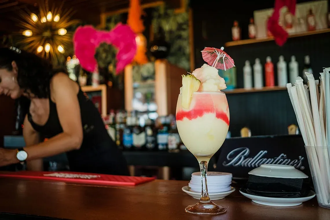 Tropical cocktail at the bar, ideal for ON Hotels: ON Corporativa.
