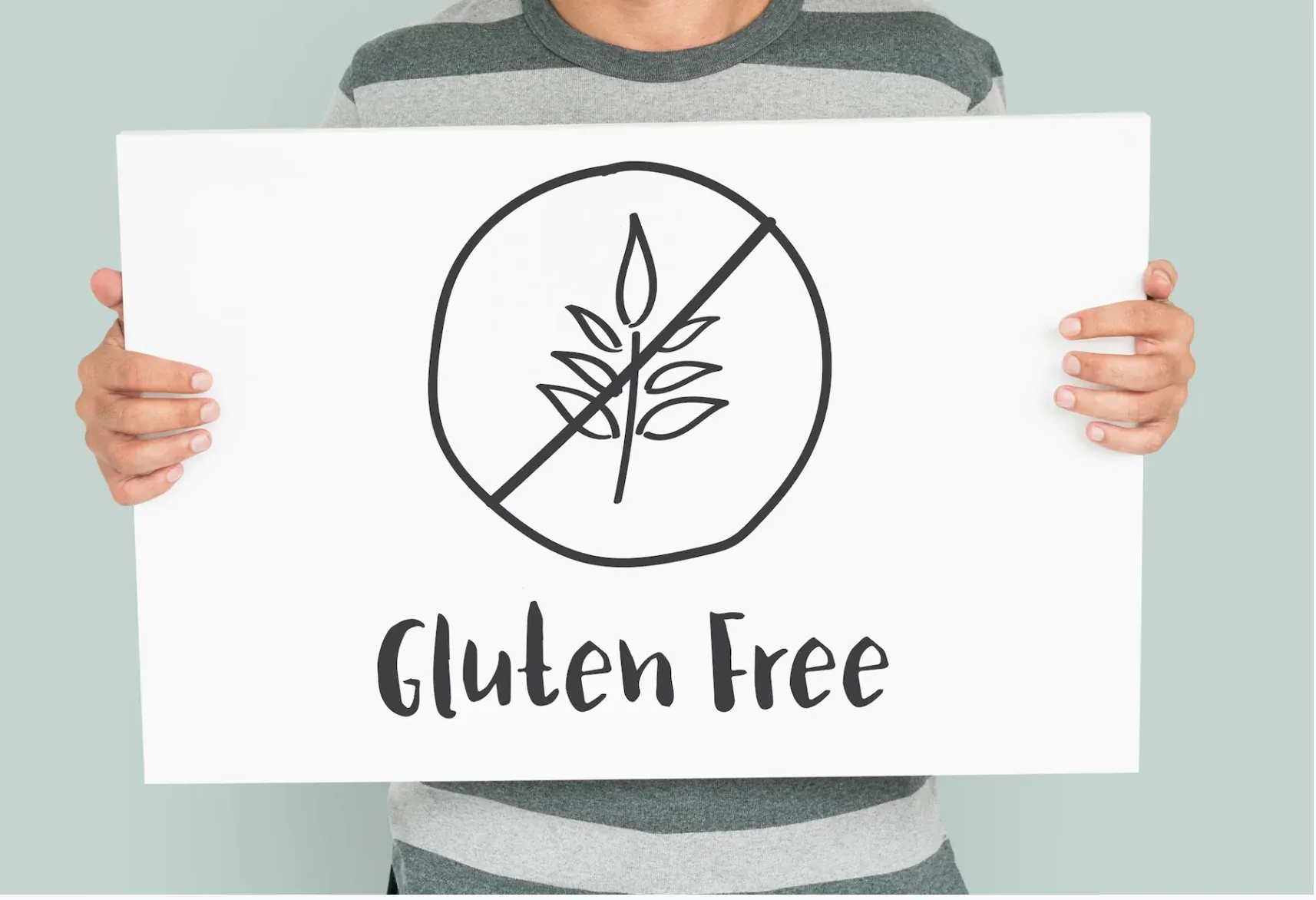 Cartel "Sin Gluten" sujetado por persona. ON Hotels: ON Corporativa.