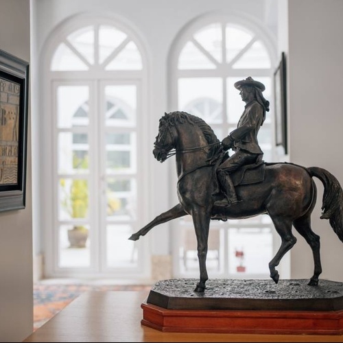 una estatua de bronce de un hombre montando un caballo
