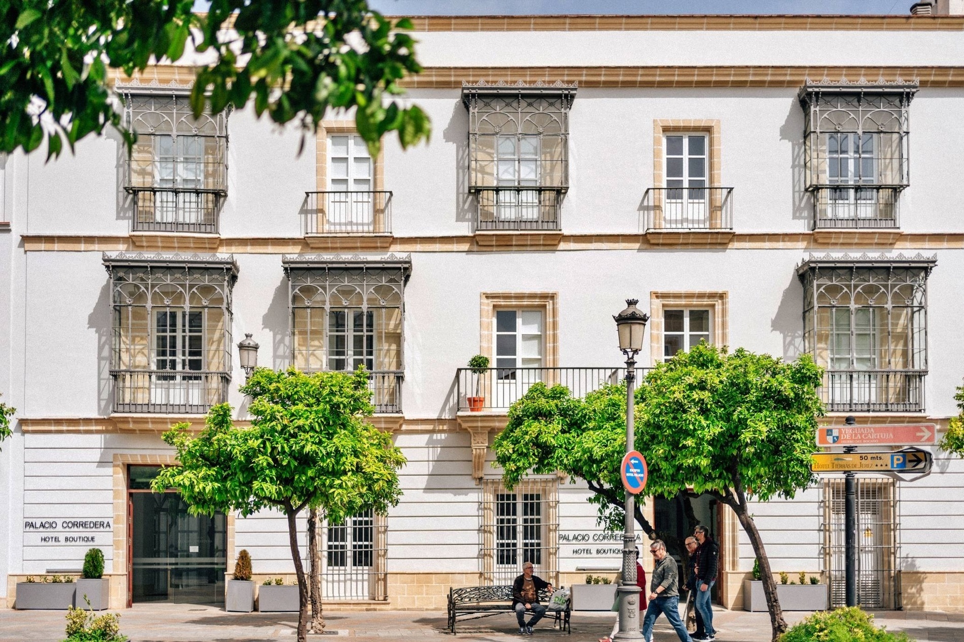 un groupe de personnes se promène devant l' hôtel palacio condesa