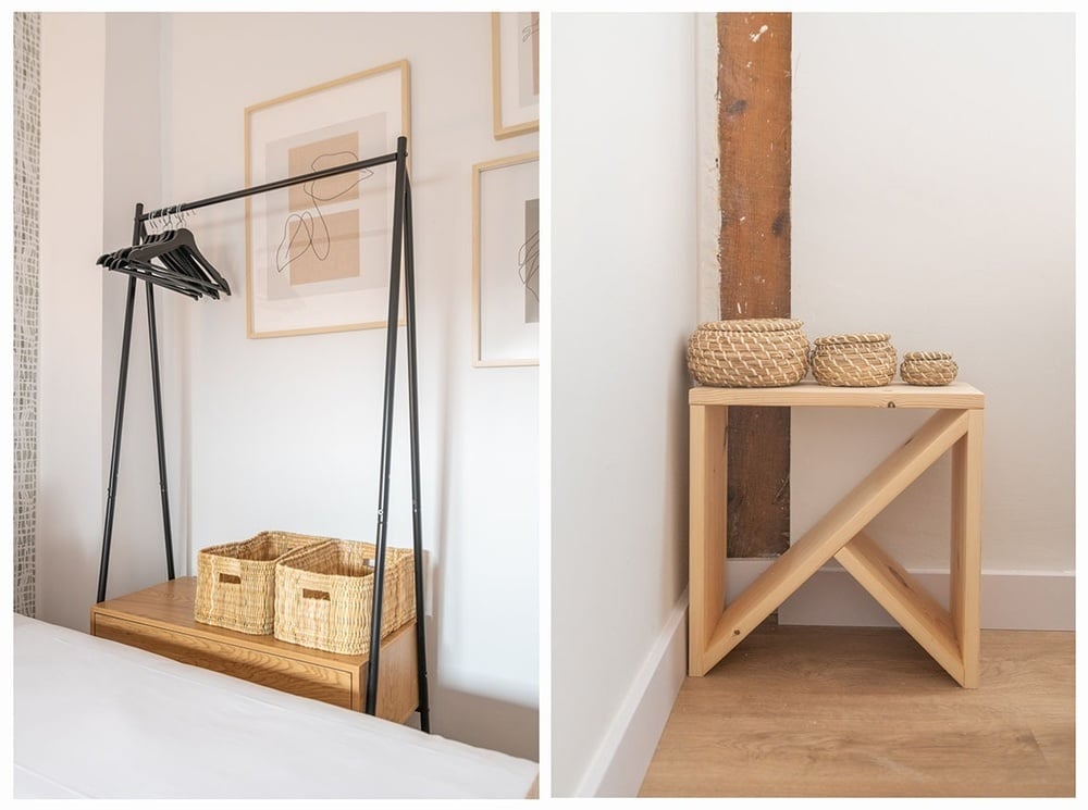 un perchero y una mesa de madera con cestas de mimbre