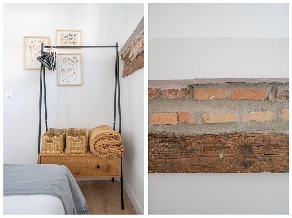 una habitación con una cama y una pared de ladrillos